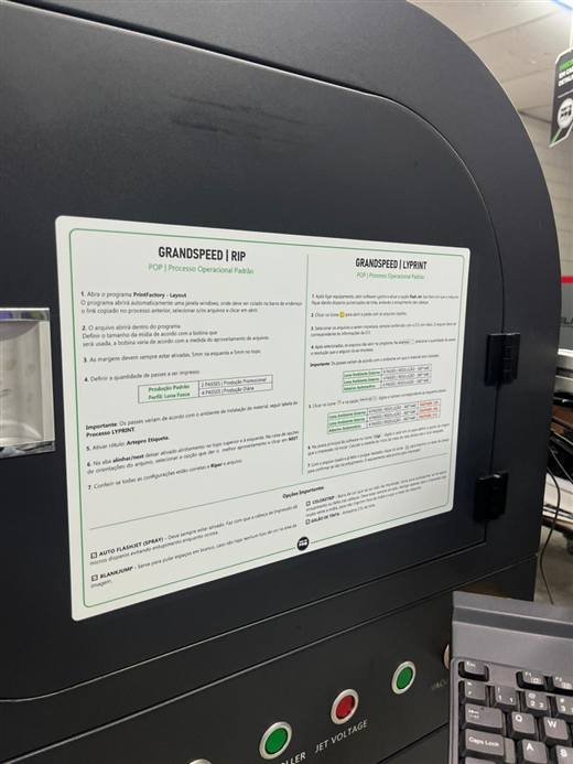 Processo operacional padrão ao lado da máquina