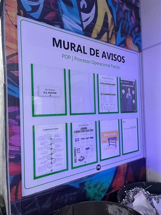 Mural de avisos na parede da fábrica